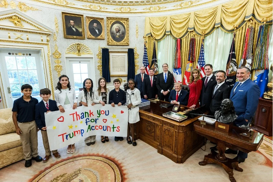 Donald Trump i učesnici događaja Trump Accounts u Ovalnoj sobi, fotografija iz objave Bele kuće od 7. oktobra 2026.